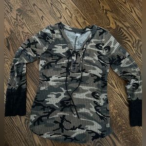 Camouflage shirt with lace sleeves